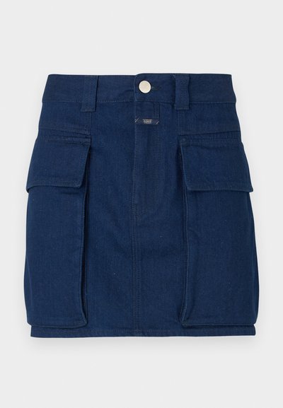 Temno moder denim krilo z dvema velikima sprednjima žepoma, zapiranjem na kovinsko gumbe in ravnim krojem. Rahlo teksturirana tkanina.