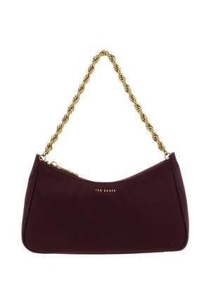 Bordeauxrode clutch met goudkleurige kettingband, ritssluiting en geperst "TED BAKER"-logo aan de voorkant. Gladde, gestructureerde oppervlakte.