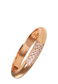 Bague en or rose avec une bande lisse ornée d'une rangée de cristaux clairs étincelants incrustés pour un détail décoratif. L'intérieur comporte un poinçon.