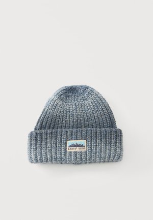 Bonnet tricoté bleu et gris à rayures avec revers plié et écusson rectangulaire mentionnant "Barts Mountain Explorer" et un motif montagne.