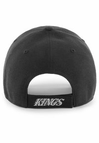 Gorra snapback negra con visera curva y correa ajustable. "KINGS" bordado en blanco en la parte posterior. Acabado de tela texturizada.