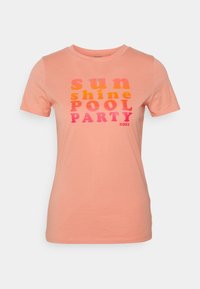 Persikofärgad kortärmad t-shirt med texten "sunshine POOL PARTY" i gradient orange och rosa bokstäver framtill.