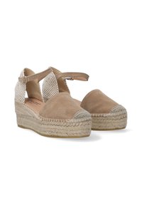 Beige ruskinds espadrille wedges med afrundet tå, vævet bagpanel og ankelrem. Jute-indpakket platform sål.