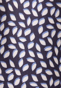 Tissu foncé avec un motif répétitif de petites formes de feuilles blanches bordées de bleu clair, matériau tissé texturé.