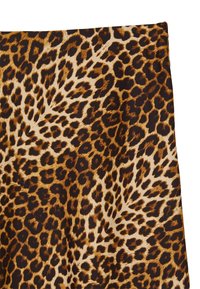 Leopardenmusterstoff mit einer Mischung aus goldbraunen und schwarzen Flecken auf einem hellbeigen Hintergrund, mit einer glatten Textur.