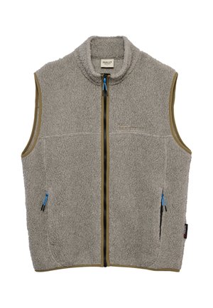 Ung mand iført lys grå fleecevest over hvid t-shirt, sorte shorts, sorte sokker og mørke sportssko, stående mod hvid baggrund.