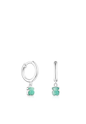 Boucles d'oreilles en argent en forme de hoop avec un charm en forme d'ours transparent vert, détaillé avec une texture lisse et une finition polie.