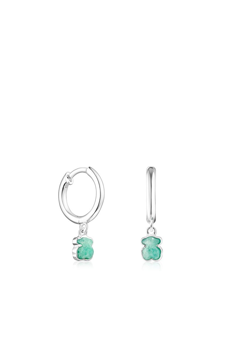 Orecchini a cerchio in argento con ciondolo a forma di orso trasparente verde, caratterizzato da una superficie liscia e una finitura lucida.