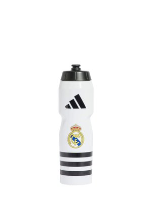 Botella deportiva de agua blanca con tapa negra, logo negro de Adidas, escudo del club de fútbol Real Madrid y tres franjas negras cerca de la base.