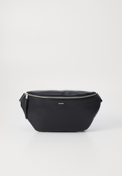 Schwarze Ledertasche mit querem Schnitt und abgerundeter Form, silbernem Reißverschluss und metallischen Akzenten. Verfügt über ein Logo auf der Vorderseite und einen verstellbaren Riemen.