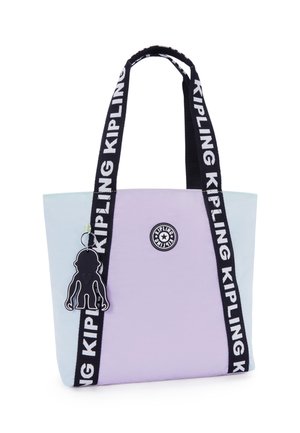 Tote bag met een lavendel en lichtblauw kleurblokontwerp. Voorzien van zwarte merkbanden en een aapje sleutelhanger als accent. Gemaakt van duurzaam stof.