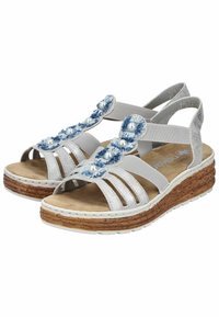 Sandales grises et argentées à bout ouvert, avec plusieurs sangles et des accents floraux bleu et blanc. Semelle en liège.