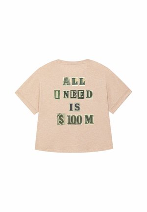 T-shirt overdimensionato color pesca chiaro con testo audace sul retro: "TUTTO CIO' DI CUI HO BISOGNO È $100 M", utilizzando vari caratteri e colori che richiamano il denaro.