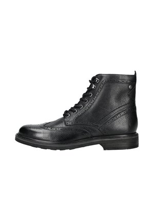 Sort læderstøvle med snørebånd, brogue-detaljer, tekstureret finish, tyk sål og rund tå, vist i profil på hvid baggrund.