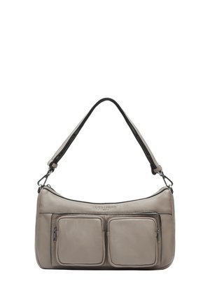 Borsa a tracolla in pelle grigia con una forma curva, due tasche frontali con zip e una sola tracolla attaccata. La superficie ha una consistenza liscia.