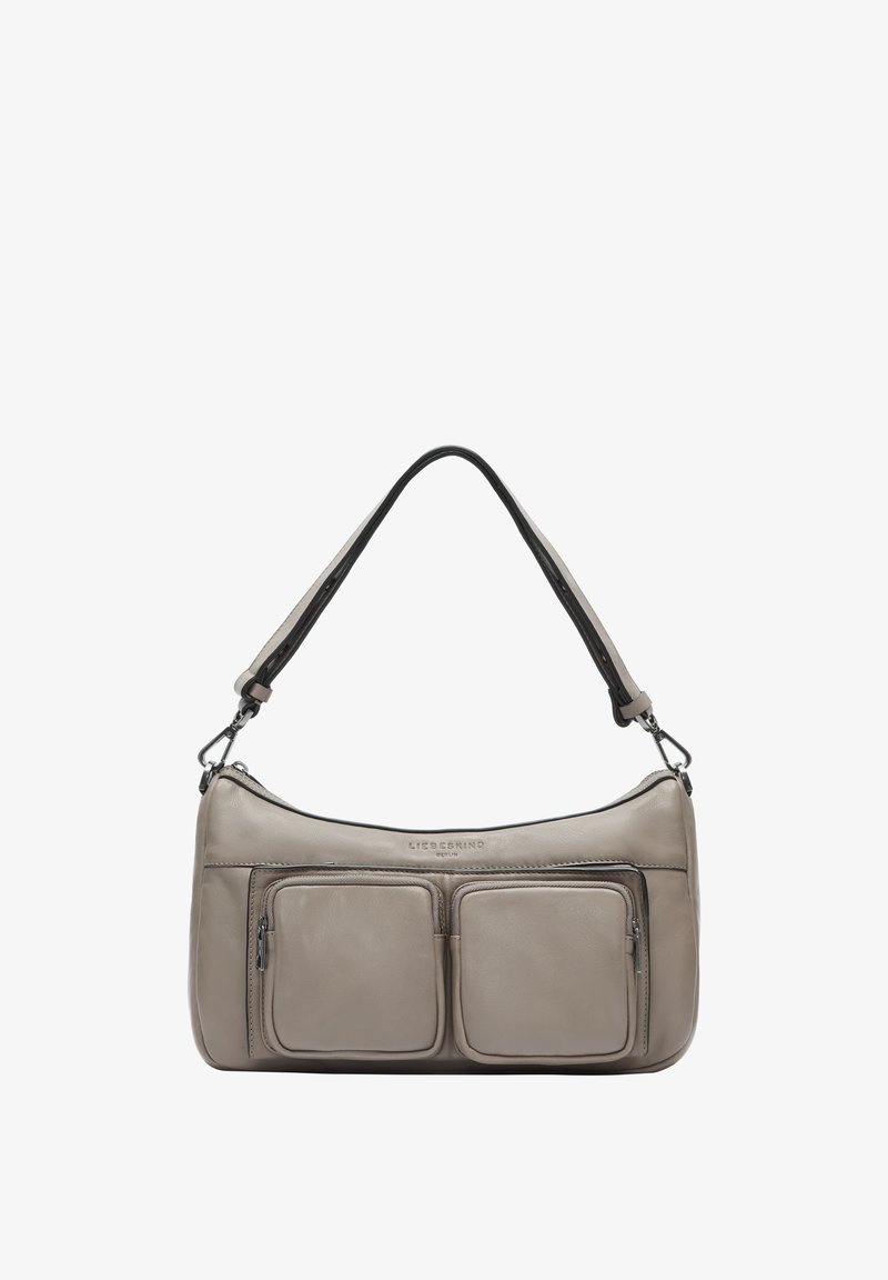 Borsa a tracolla in pelle grigia con una forma curva, due tasche frontali con zip e una sola tracolla attaccata. La superficie ha una consistenza liscia.