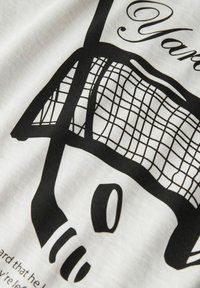 Czarno-biała grafika rakiety do badmintona i lotki z częściowym tekstem na białym tle materiału.