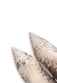 Špičaté lodičky vyrobené z texturovaného syntetického hadího vzoru v béžové barvě s tmavými šupinami, nabízející elegantní design a hladký povrch.