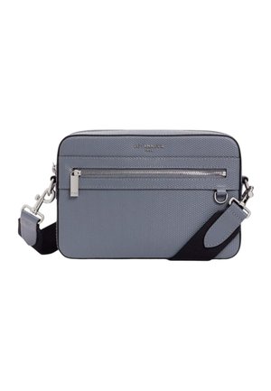 Bolso bandolera rectangular gris con superficie texturizada, bolsillo delantero con cremallera, correa negra ajustable y herrajes metálicos plateados.