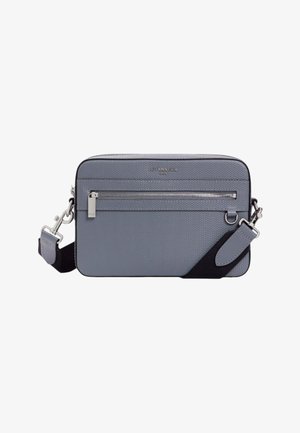 Bolso bandolera rectangular gris con superficie texturizada, bolsillo delantero con cremallera, correa negra ajustable y herrajes metálicos plateados.