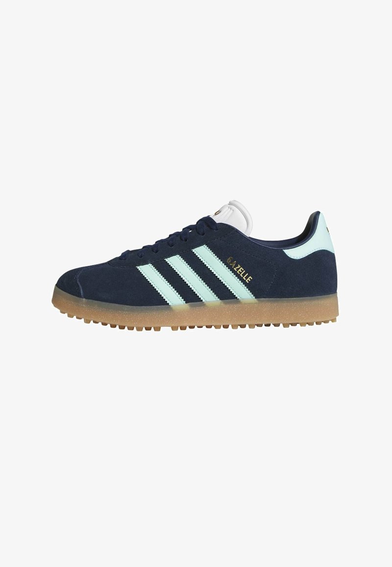 Marineblaue Wildleder-Sneaker mit hellblauem Drei-Streifen-Design, weißen Akzenten und Gummisohle in Karamellfarbe. Verfügt über ein strukturiertes Obermaterial und eine runde Zehenpartie.