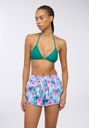 Top bikini triangolare verde abbinato a pantaloni da bagno con motivo floreale nei toni del rosa e del blu, con vita elastica e cordoncino.