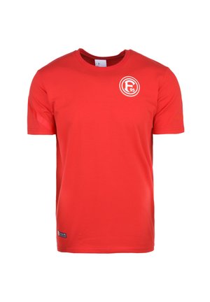 Rød bomulds t-shirt med korte ærmer, rund hals og et rundt logo med "F 95" på brystet. Glat tekstur og afslappet pasform.