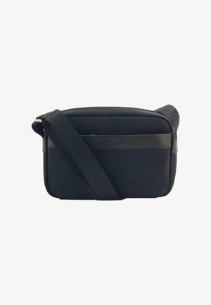 Sac en tissu noir à bandoulière avec fermeture zippée, sangle ajustable et accent en cuir lisse. Forme rectangulaire avec un détail de logo discret.