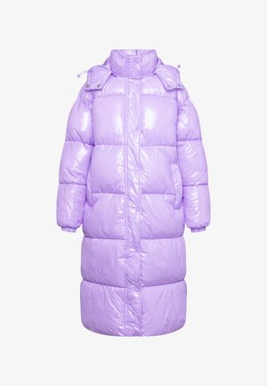 Lilla puhvistejakas, pikk disain särava tekstuuriga, kõrge kaelusega ja nupukinnitustega. Omab kahte küljetaskut ja elastseid mansette.