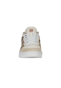Zapatilla beige y topo con suela blanca, que presenta paneles de ante y cuero, cordones blancos y un pequeño logotipo de K-Swiss en la lengüeta.