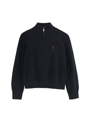 Maglione navy con zip al collo realizzato in morbido tessuto a maglia, caratterizzato da un colletto alto, una vestibilità comoda e un piccolo logo rosso sul petto.