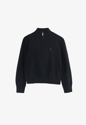 Maglione navy con zip al collo realizzato in morbido tessuto a maglia, caratterizzato da un colletto alto, una vestibilità comoda e un piccolo logo rosso sul petto.