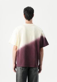 Tricou cu mânecă scurtă, gât rotund, de culoare crem, cu o nuanță gradient în maroniu. Fabricat din bumbac moale, cu croi lejer, design minimalist.