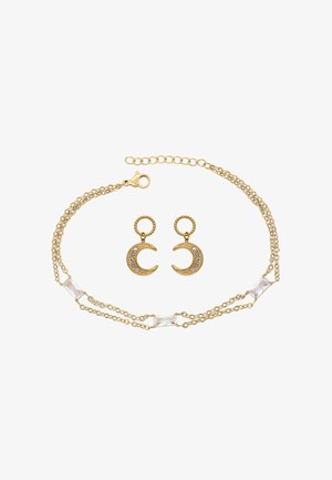 Sieraadset in goudkleur met een gelaagde armband met doorzichtige rechthoekige stenen en halvemaanvormige oorbellen met strass-steentjes.