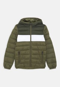 Dziecięca pikowana kurtka z kapturem w oliwkowym kolorze z czarnym przodem, białym paskiem na klatce piersiowej, pełnym zamkiem błyskawicznym z przodu oraz zamykanymi na zamek kieszeniami bocznymi.