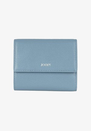 Blaues Lederportemonnaie mit strukturierter Oberfläche. Verfügt über ein silbernes Logo auf der Vorderseite, einen Klappenverschluss und sichtbare Nahtdetails.