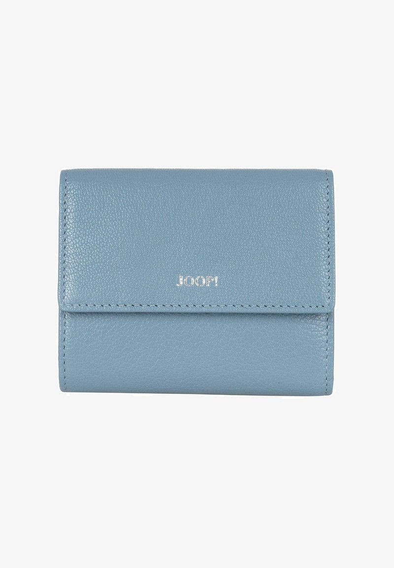 Portafoglio in pelle blu con finitura testurizzata. Presenta un logo argentato sul davanti, una chiusura a patta e dettagli di cuciture ben visibili.