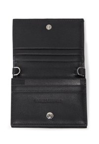 Portafoglio in pelle nera con più scomparti per carte, chiusura a pressione e dettaglio con logo in rilievo. La superficie testurizzata aggiunge un elemento di design sottile.