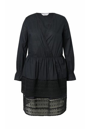 Zwarte jurk met lange mouwen, diepe V-hals, geplooide taille en gelaagde kantaccenten aan de zoom. Gemaakt van lichtgewicht stof.
