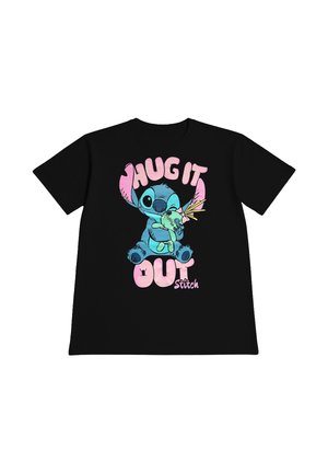 Maglietta nera con il personaggio Stitch blu che abbraccia una bambola verde, con il testo sopra e sotto che dice "Abbraccialo Stitch" in lettere rosa.