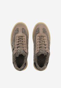 Bruine suède en textiel wol sneakers met ronde veters, gevoerde kraag en gegroefd rubberen zool. Bovenaanzicht, met zicht op de twee materialen en kleurcontrast.