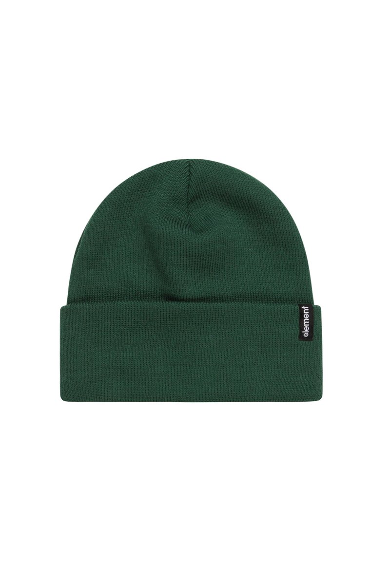 Bonnet en tricot vert avec un revers, fabriqué à partir d'un matériau doux. Présente une petite étiquette noire sur le côté avec un texte blanc.