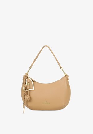 Beige leren schoudertas met gouden accenten, decoratieve kwastjes en een hartvormige bedel die aan één kant hangt.