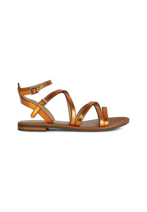 Sandali con cinturini caratterizzati da cinghie metalliche arancioni, fibbie regolabili e una suola piatta marrone con una soletta testurizzata.
