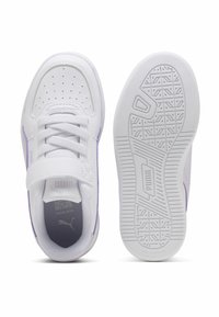 Baskets blanches avec des accents violets, dotées d'un dessus en cuir lisse, d'un système de laçage, d'un col rembourré et d'une semelle en caoutchouc texturé.