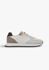 Zapatillas blancas y gris claro con paneles de ante y cuero, suela de goma negra y diseño de cordones. Presentan un detalle en naranja en el lateral.