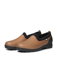 Chaussures brunes imperméables à enfiler avec une tige synthétique lisse, des accents élastiques noirs et une semelle en caoutchouc noir texturé pour l'adhérence.
