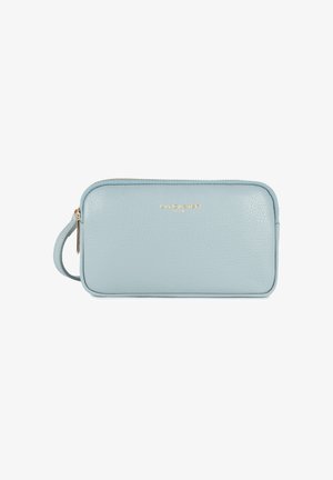 Borsa in pelle azzurro chiaro con chiusura a zip, forma rettangolare, dettagli in hardware dorato e un cinturino per il polso su un lato.
