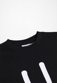 Czarna bawełniana koszulka z okrągłym dekoltem i dużą białą grafiką dłoni z przodu. Gładka tekstura i luźny krój.