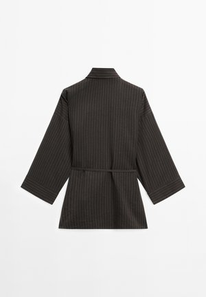 Dunkel gestreifte Robe mit Kragen und weiten Ärmeln, die einen gebundenen Gürtel in der Taille hat, vor einem schlichten weißen Hintergrund präsentiert.